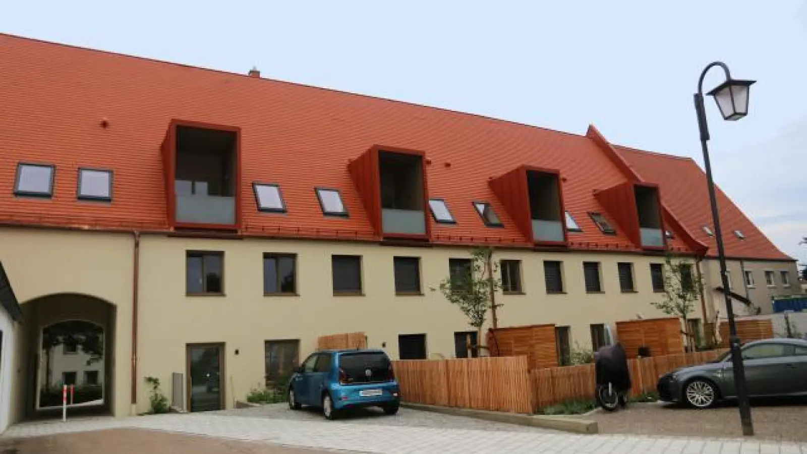 Der Querbau im Birgittenhof mit den Hausnummern 12 und 14. Nun sollen im Gebäudetrakt am Eck rechts zwei weitere Wohnungen entstehen.