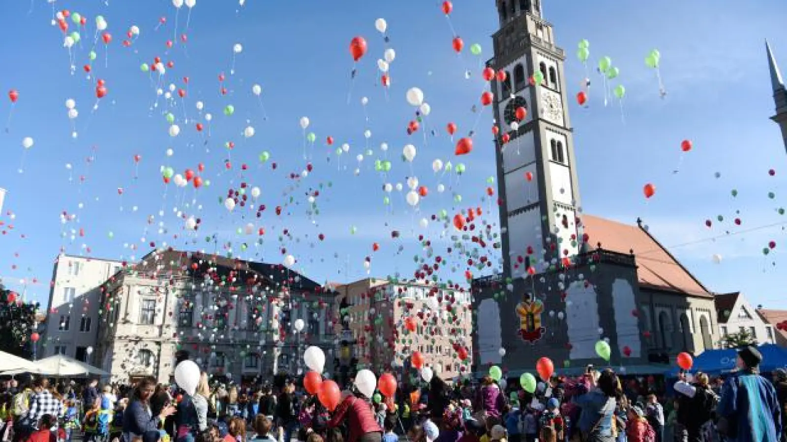 Zahlreiche bunte Luftballons   mit Friedensgrüßen steigen im Zuge des Turamichele-Fests in die Luft. Alle Teilnehmer können dabei etwas gewinnen.	Foto: Ruth Plössel/Stadt Augsburg, (Foto: Ruth Plössel/Stadt Augsburg,)
