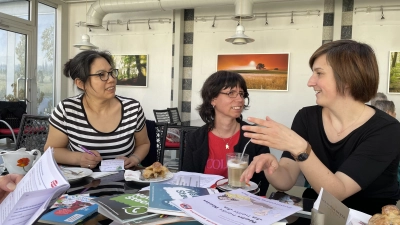 <b>Rege Diskussion</b> über die Verständlichkeit von Sprache (von links): Xiaoling Shen-Türk, Maria Hütter-Songailo und Carola Nagel. (Foto: Marion Zott )
