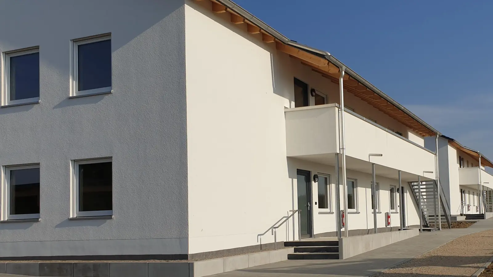 <b>Die Wohnungsbaugesellschaft</b> des Landkreises Dachau hat die zwei Häuser für Asylbewerber und Kriegsflüchtlinge in Erdweg gebaut, die zu Beginn des Jahres bezogen wurden. Weitere Wohnungen für Asylbewerber sollen noch gebaut werden. (Foto: Franz Hofner)