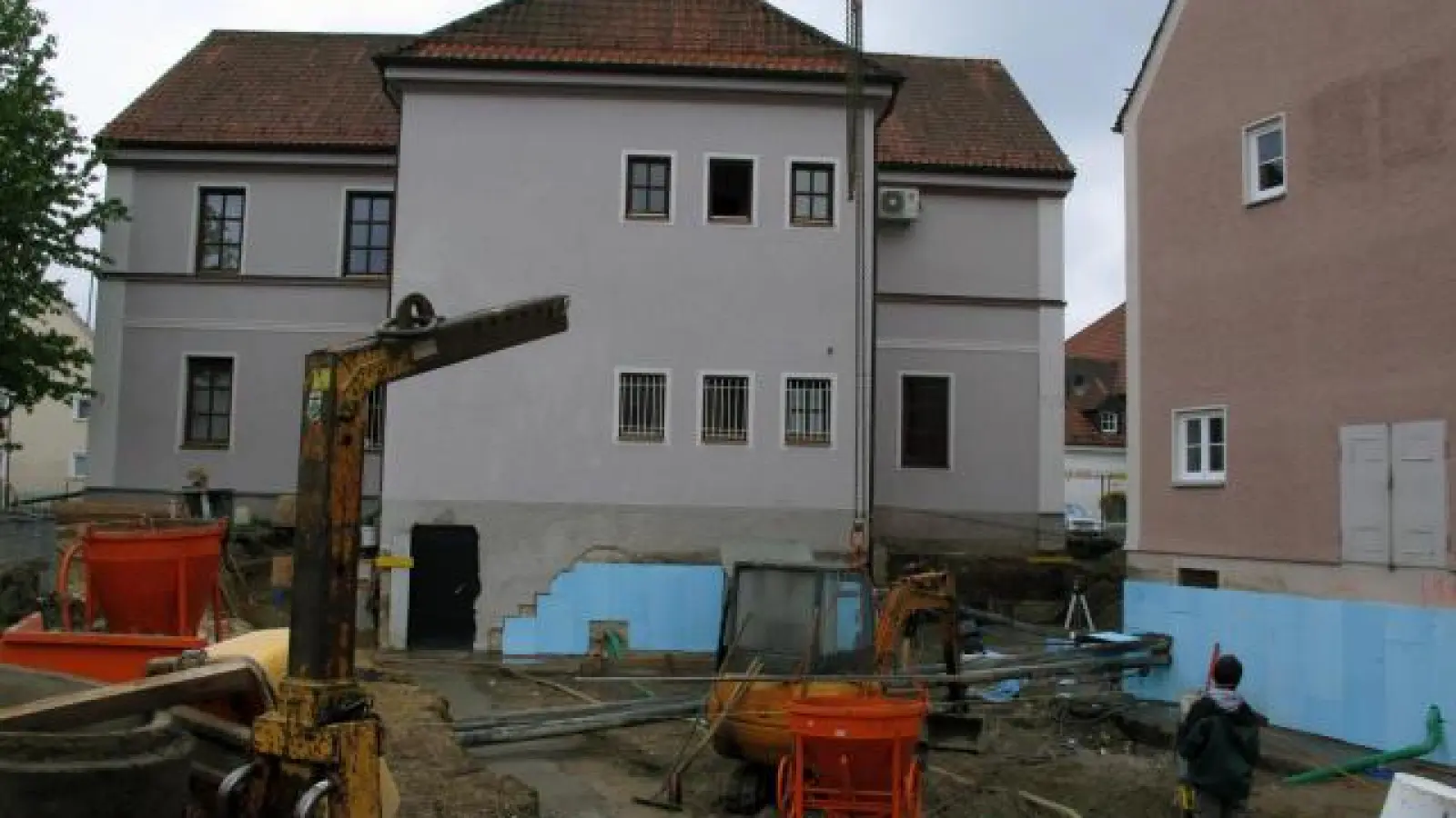 An dieser Stelle   soll der neue Sitzungssaal der Marktgemeinde Kühbach entstehen. Zur Straße (rechts gelegen) hin wird zudem ein Foyer das neue Rathaus (links) und das alte Feuerwehr- und Rathausgebäude verbinden. 	Foto: Helene Monzer (Foto: Helene Monzer)