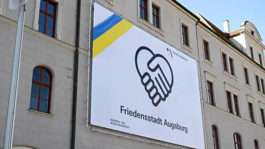Seit dem 28. Februar vergangenen Jahres setzt das „Herz-Banner“ am Verwaltungsgebäude ein Zeichen für die Solidarität Augsburgs mit der Ukraine. (Foto: Ruth Plössel/Stadt Augsburg)