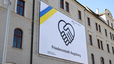 Seit dem 28. Februar vergangenen Jahres setzt das „Herz-Banner“ am Verwaltungsgebäude ein Zeichen für die Solidarität Augsburgs mit der Ukraine. (Foto: Ruth Plössel/Stadt Augsburg)