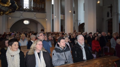 <b>Die Wallfahrtskirche</b> St. Leonhard war zum Konzert &quot;Sterbelieder fürs Leben&quot; bis auf den letzten Platz besetzt.  (Foto: Thomas Weinmüller)