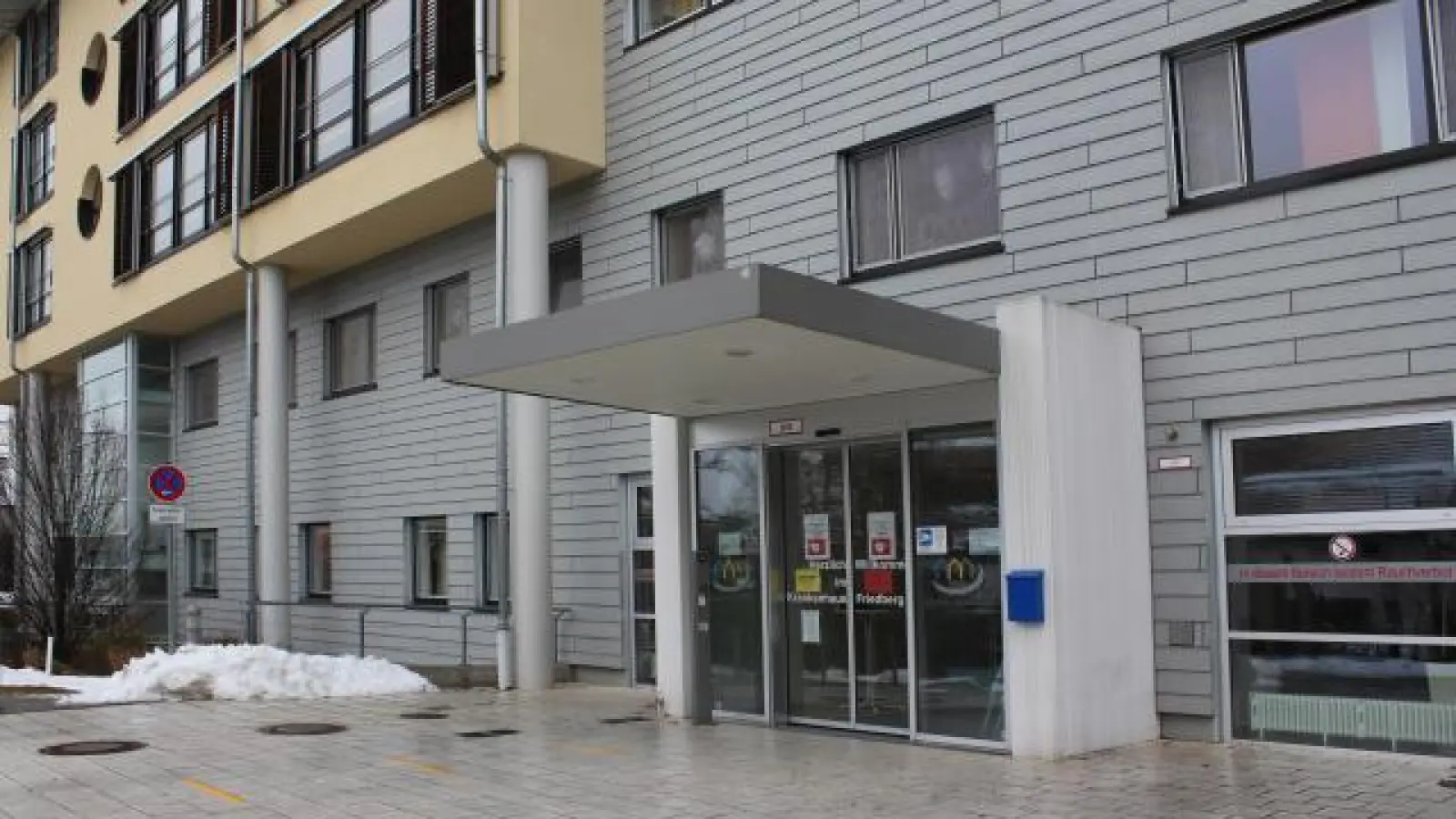 Verschlossene Türen:   Der Eingang zum Friedberger Krankenhaus in Corona-Zeiten.	Foto: Tanja Marsal (Foto: Tanja Marsal)