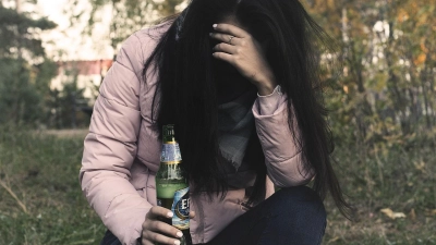 „Immer, wenn der Stress zu groß wurde, habe ich zur Flasche gegriffen”, sagt eine heute 60-Jährige. Begonnen hat ihre Alkoholsucht aber schon sehr viel früher. In der Suchtambulanz in Aichach erhält sie Hilfe. (Foto: pixabay)