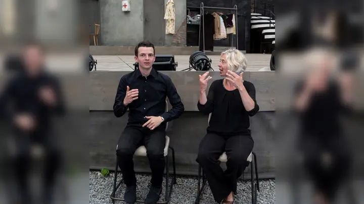 Johannes Nagel und Christiane Schuller beim Übersetzen in Gebärdensprache für das Musical „Kiss me, Kate” im Sommer vergangenen Jahres. (Foto: Jan-Pieter Fuhr)
