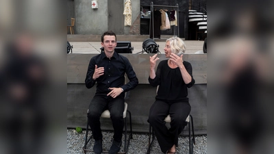 Johannes Nagel und Christiane Schuller beim Übersetzen in Gebärdensprache für das Musical „Kiss me, Kate” im Sommer vergangenen Jahres. (Foto: Jan-Pieter Fuhr)