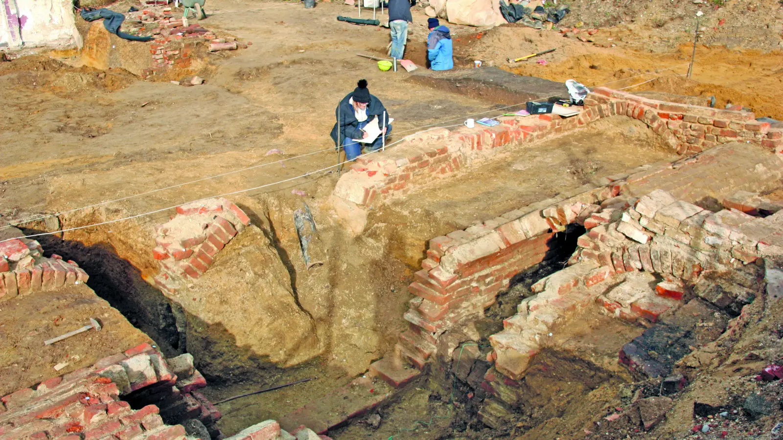 <b>Archäologen in Aichach:</b> Wird bei Grabungen einmal der Beweis dafür gefunden, dass Steine der ehemaligen Burg Oberwittelsbach beim Bau der Aichacher Stadtmauer verwendet wurden?  (Foto: Michael Schmidberger)