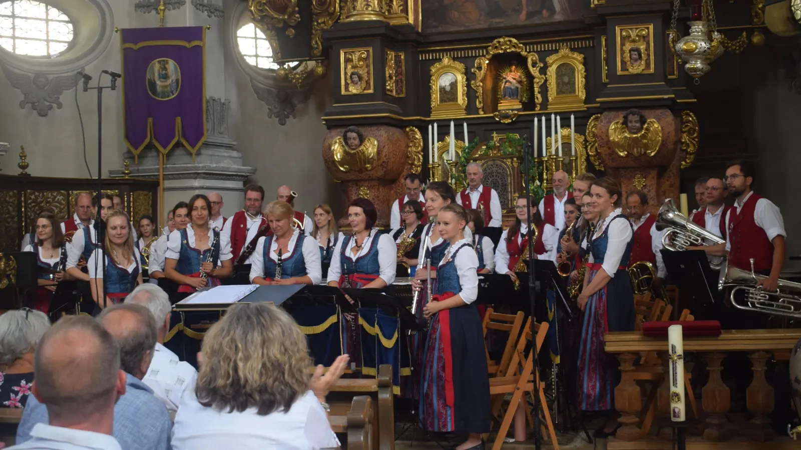 Der Dasinger Musikverein erhielt in der Wallfahrtskirche Maria Birnbaum in Sielenbach großen Applaus für seine Darbietung. (Foto: Thomas Weinmüller)