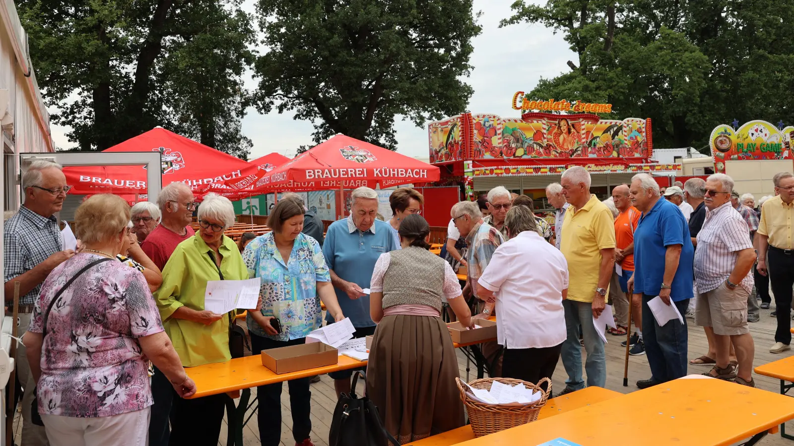 <b>Alle Hände voll</b> zu tun hatten die Mitarbeiter der Stadt Aichach, um den Senioren die begehrten Volksfest-Freimarkerl für ein Hendl und eine Maß Bier auszuhändigen.  (Foto: Erich Hoffmann)