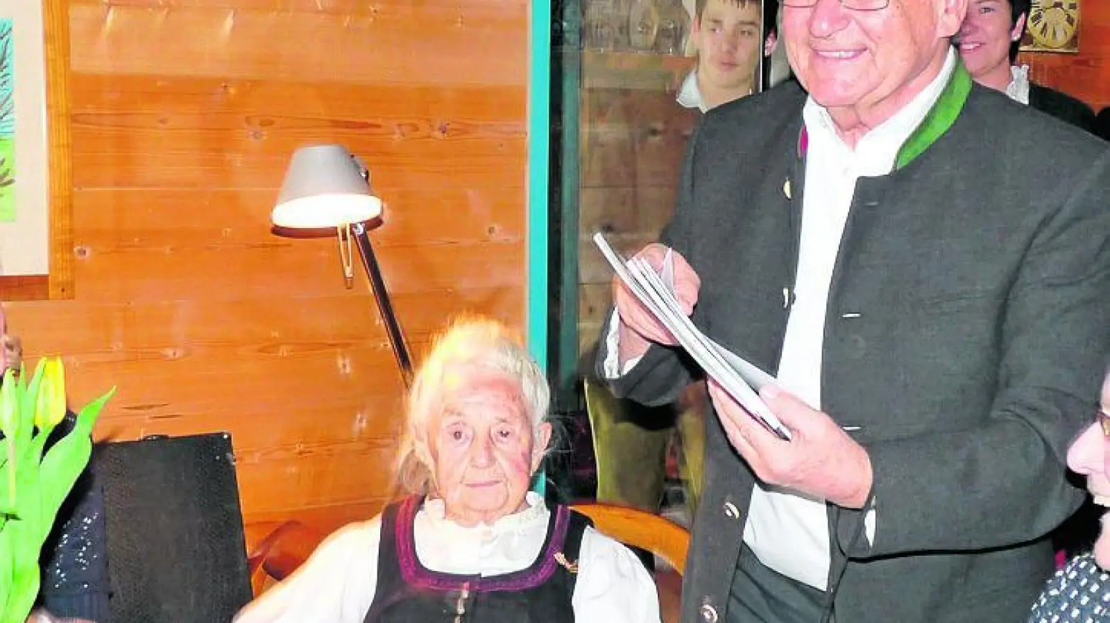 &lt;p&gt; &lt;x_bildunterschr&gt; &lt;b&gt;Ganz besonders &lt;/b&gt; freute sich Hermann Well darüber, dass ihm auch seine 93 Jahre alte Mutter mit der Zither ein Geburtstagsständchen zum 70. spielte.   Foto: Gisela Huber &lt;/x_bildunterschr&gt; &lt;/p&gt;