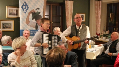 Auch das gemeinsame Singen fehlte nicht: Organisator Sigi Bradl mit seiner Frau Gisela unterhielten beim Dialekt-Stammtisch musikalisch. Mehr als 40 Sprachbegeisterte waren in den Altomünsterer Maierbräu gekommen. (Foto: Wolfgang Glas)