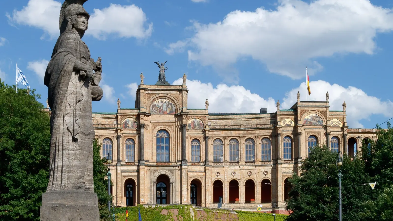 Das Maximilianeum in München ist der Sitz des Bayerischen Landtags. Er besteht aus 180 Abgeordneten.  (Foto: Pixabay)