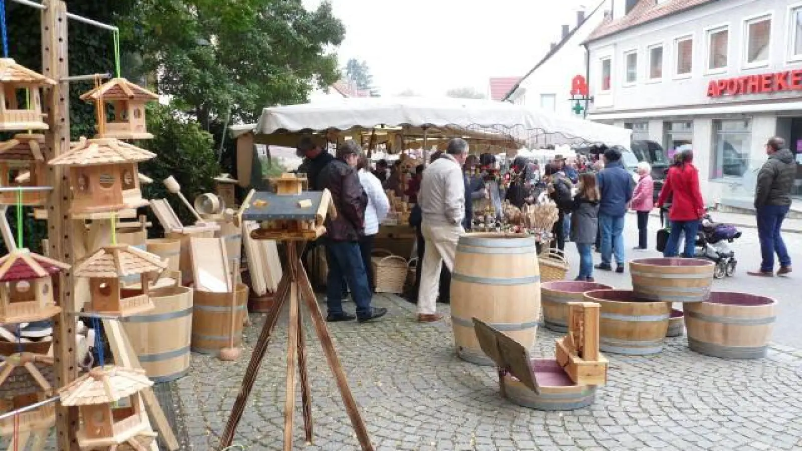Endlich wieder Markt:   In Altomünster wurden die Angebote der Händler beim ersten Jahrmarkt seit zwei Jahren dankbar angenommen.	Fotos: Gisela Huber (Fotos: Gisela Huber)