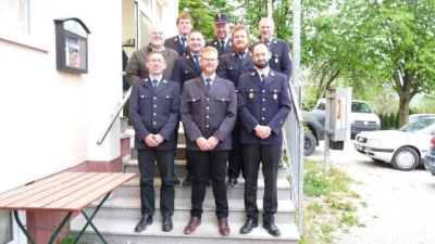 Zufriedene Gesichter   bei der Vorstandschaft der Zeitlbacher Feuerwehr zusammen mit KBI Thomas Burgmair (hinten Mitte).  Foto: Huber (Foto: Huber)