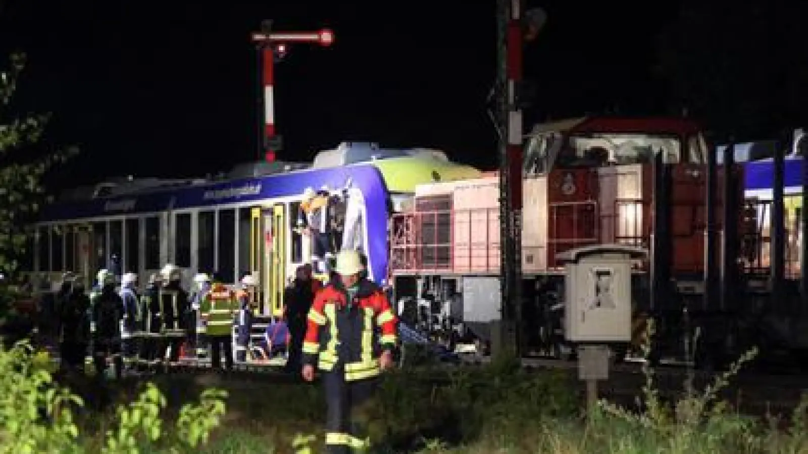 Zwei Tote und 14 teils Schwerverletzte:  Den Rettungskräften bot sich am 7. Mai am Aichacher Bahnhof ein schockierendes Bild. 	Foto: Nayra Weber (Foto: Nayra Weber)
