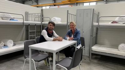 <b>Sachgebietsleiterin Simone Losinger</b> und Hannes Ankner, der die Halle an den Landkreis vermietet hat, in einem der Zimmer in der neuen Unterkunft.  (Foto: Carina Lautenbacher)
