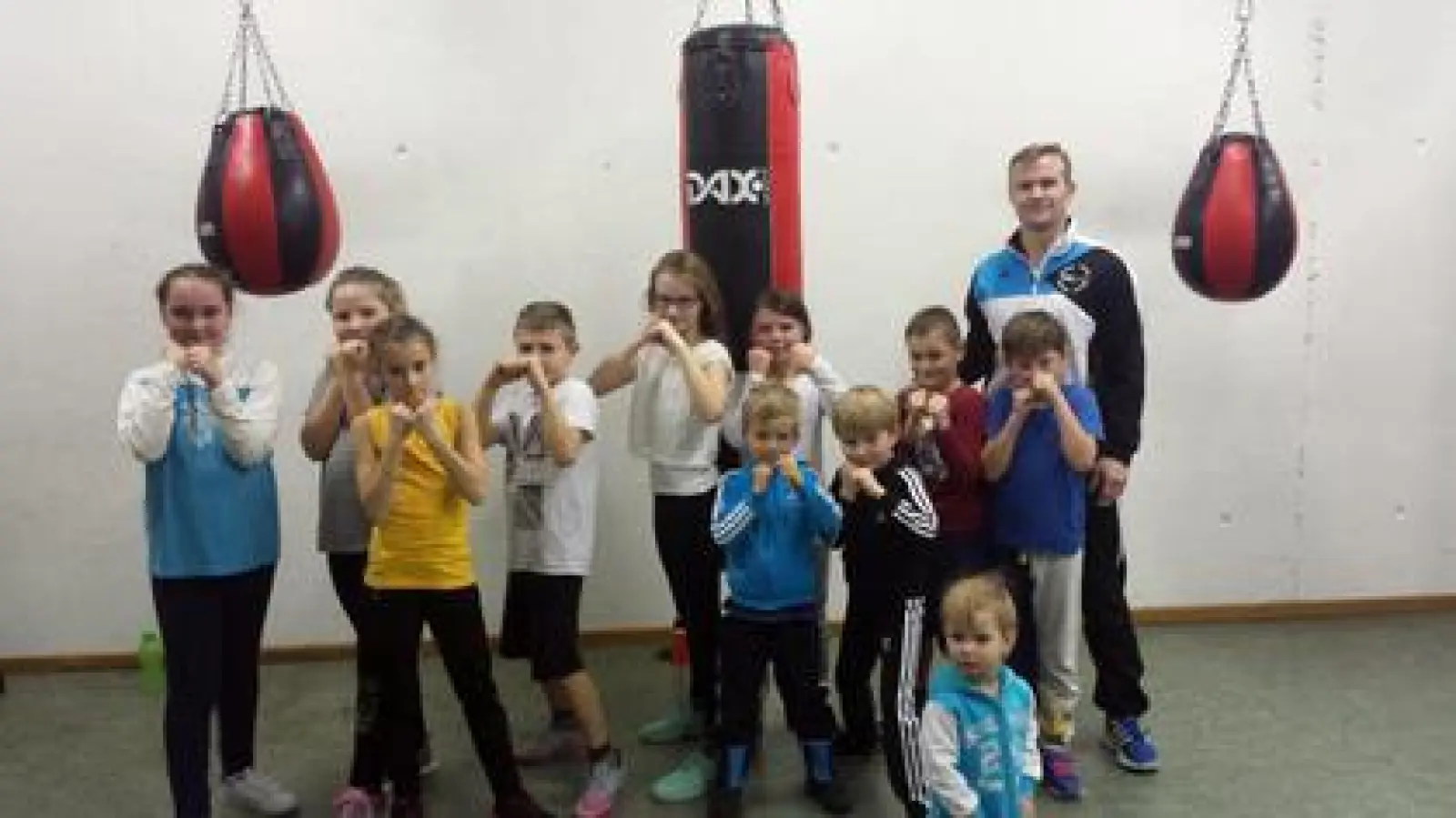 Noch mehr Kinder   möchte Abteilungsleiter und Trainer Wjatscheslaw Odenbach (rechts) zum Boxen bringen.	Fotos: privat (Fotos: privat)