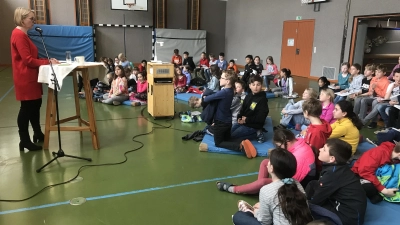 <b>Gespannt hörten</b> die Schülerinnen und Schüler in der Griesbeckerzeller Schule der Lesung von Karin Burger zu. (Foto: Martina Ritzel)