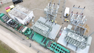 Es ist vollbracht: Am Donnerstag kam auch der zweite neue Transformator zum Umspannwerk der Energiebauern an der Straße zwischen Sielenbach und Wollomoos. Damit umfasst die Kapazität nun 160 Megavoltampere. Die Anlage soll neben dem Strom aus den eigenen Solarparks auch die stetig wachsende Menge grünen Sonnenstroms aus dem Raum Altomünster durchschleusen und ins Leitungsnetz einspeisen. Die Menge ist inzwischen so groß, dass sie von der zuständigen 110-kV-Leitung des Bayernwerks nicht durchgehend aufgenommen werden kann.  (Foto: Energiebauern)