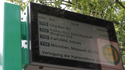 <b>Die neue</b> „Dynamische Fahrgast Information” am Busbahnhof Dachau.  (Foto: Stadtwerke Dachau)