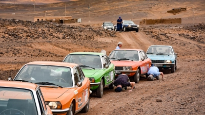 <b>Enorm wichtig</b> in der Wüste: der Fahrzeug-Check.  (Foto: Steffi Schließke)