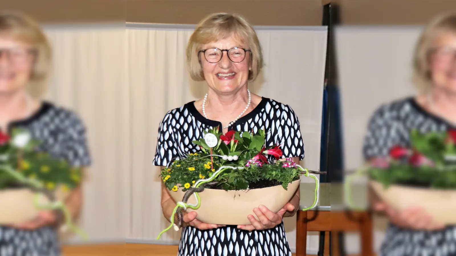 <b>Für ihr Engagement</b> bei der Damengymnastikgruppe bekam Vorsitzende Fini Widmann eine Blumenschale überreicht. Sie war sehr gerührt vom großen Applaus der Mitglieder. (Foto: Helene Monzer)