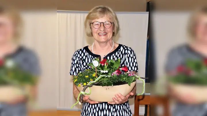 <b>Für ihr Engagement</b> bei der Damengymnastikgruppe bekam Vorsitzende Fini Widmann eine Blumenschale überreicht. Sie war sehr gerührt vom großen Applaus der Mitglieder. (Foto: Helene Monzer)