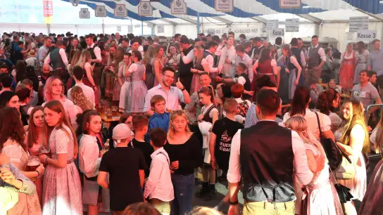 <b>Das Zelt voll, die Musik laut, Stimmung grandios:</b> Das Kühbacher Brauereifest war wieder ein echter Besuchermagnet.  (Foto: Erich Hoffmann)