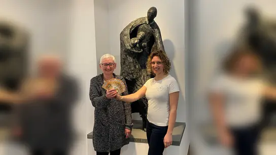 <b>1000 Euro</b> überreichte als Spende Michaela Glöggler (rechts) an Karin Fritsch vom Sozialdienst des St. Vinzenz Hospiz Augsburg.  (Foto: St. Vinzenz Hospiz)