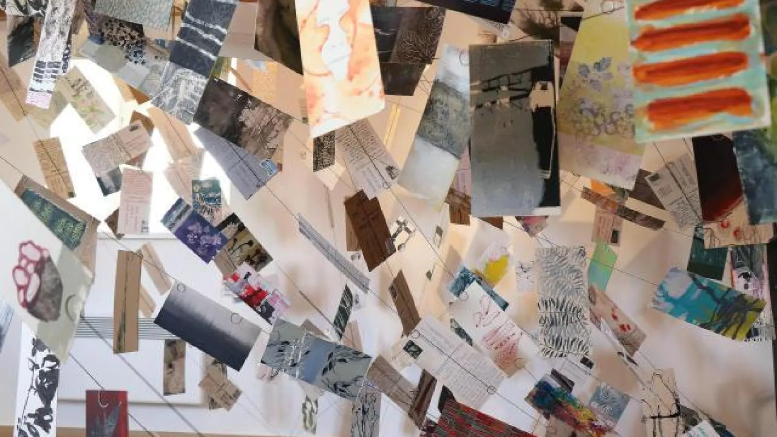 Gemeinschaftsprojekt   der drei Künstlerinnen: Etwa 350 privat geschriebene Postkarten sind im Aichacher Köglturm installiert und können zum Teil gelesen werden. 	Fotos: Claudia Neumüller (Fotos: Claudia Neumüller)