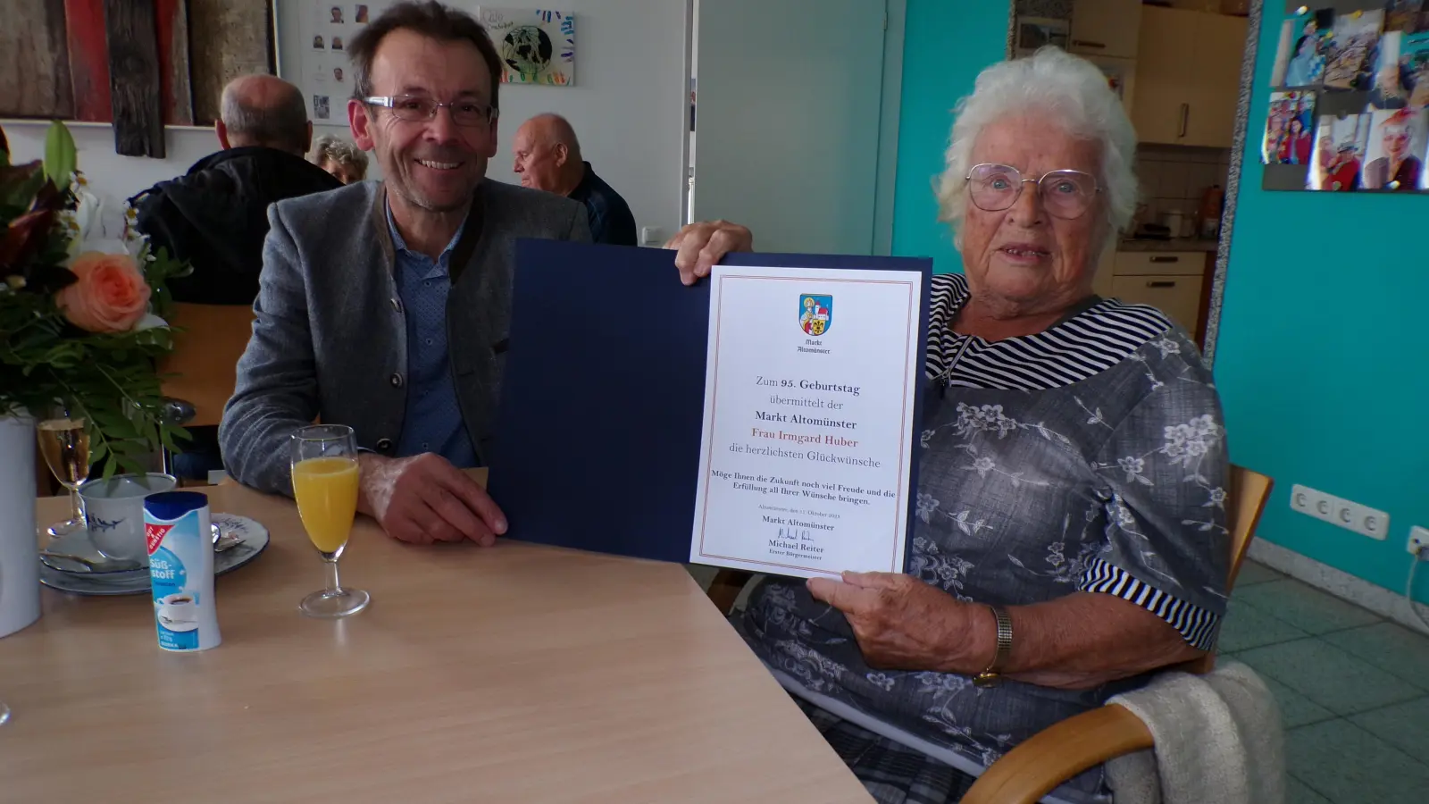<b>Irmgard Huber</b> feierte ihren 95. Geburtstag. Zu den Gratulanten gehörte auch Dritter Bürgermeister Josef Riedlberger.  (Foto: Gisela Huber)
