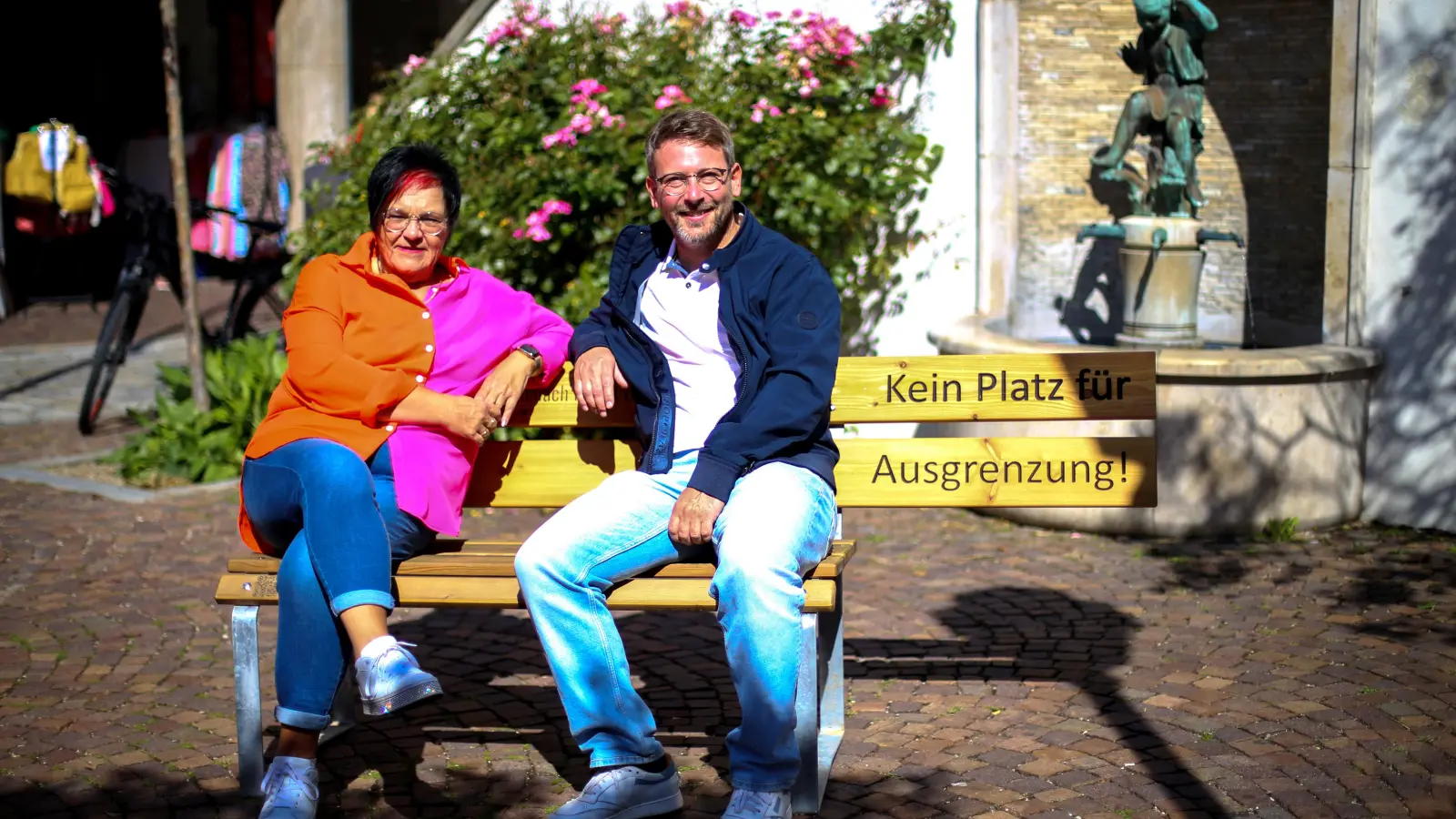 Bank gegen Ausgrenzung: Zweiter Bürgermeister Josef Dußmann und Dritte Bürgermeisterin Brigitte Neumaier (Foto: Mike Couball)