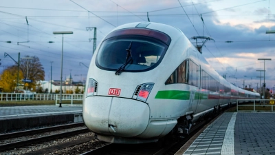 Für die Entscheidung, auf welcher Trasse künftig der Zugfernverkehr zwischen Augsburg und Ulm unterwegs sein soll, prüft die Bayerische Eisenbahngesellschaft, ob ein Zughalt in Zusmarshausen in die Planungen aufgenommen werden kann. (Symbolfoto: mjt)