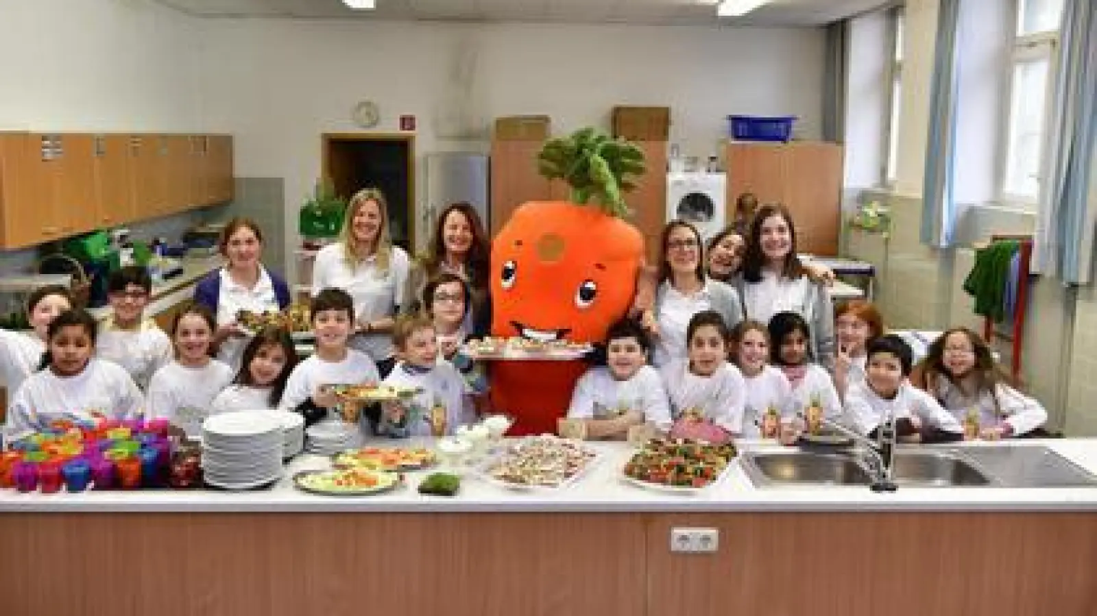 Gesunde Ernährung mit Hotte Karotte:   Die Kinder der Löweneck Schule bereiteten ein Buffet mit viel Obst und Gemüse zu.	Foto: BayWa Stiftung (Foto: BayWa Stiftung)