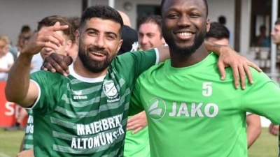 <b>Bashar Broo</b> (links) und Rachad Bamario werden auch über die Saison hinaus die Kreisliga-Fußballer des SC Oberbernbach führen. (Foto: oß)
