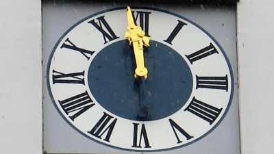 Ausgetauscht werden muss das Uhrwerk der Kühbacher Kirchturmuhr. Laut Bürgermeister Karl-Heinz Kerscher fiel es bereits vor Weihnachten aus. Wann es erneuert wird, hängt von der beauftragten Firma aus Bamberg ab. (Foto: Helene Monzer)