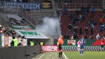 Rauchwolke am Gästeblock: Während des Spiels FC Augsburg gegen TSG 1899 Hoffenheim im November 2023 wurde ein besonders starker Böller gezündet.  (Foto: IMAGO/Klaus Rainer Krieger)