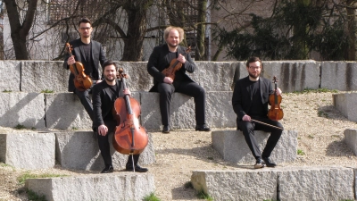 Vier Männer und ihre Stradivari-Instrumente im Paartalpark am Griesbacherl in Aichach (von links): Christoph Vandory (Viola), Raphael Paratore (Violoncello), Pinchas Adt (2. Violine) und Florian Schötz (1. Violine). 	 (Foto: Robert Edler)