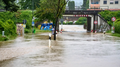 In Diedorf wurden zahlreiche Bahnunterführungen überflutet. Aufgrund der hohen Wassermassen wurden in mehreren Bereichen der Gemeinde und im Diedorfer Ortsteil Anhausen Evakuierungen nötig. (Foto: IMAGO/Michael Bihlmayer)