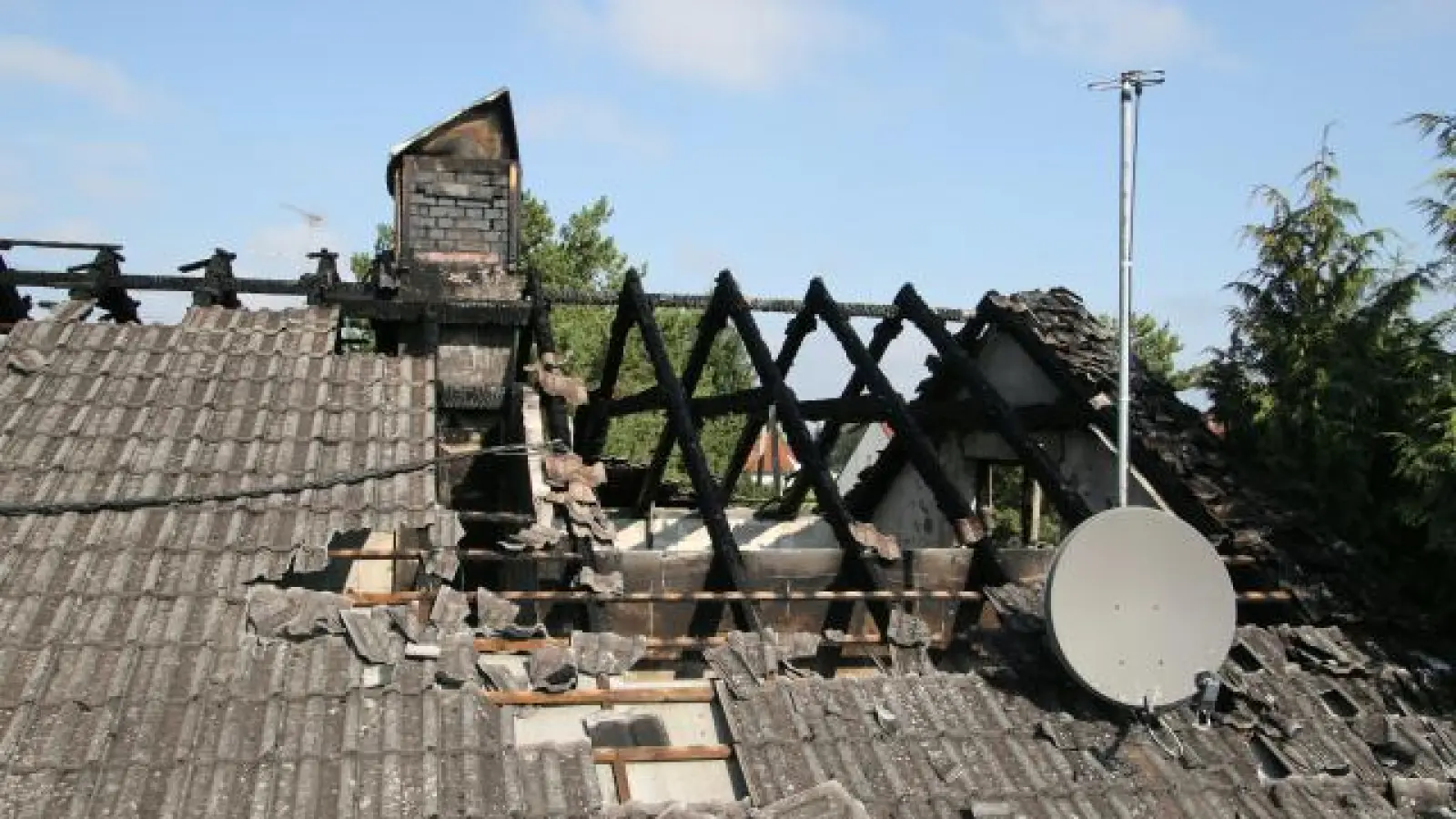 Einen verbrannten Dachstuhl   hat ein Feuer an einem Wohnhaus in der Nacht auf Sonntag in der Lechfeldstraße in Friedberg hinterlassen. Verletzt wurde niemand. 	Foto: Erich Hoffmann (Foto: Erich Hoffmann)
