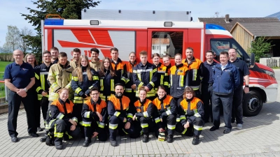 Seit Dezember wurden wieder 20 Feuerwehranwärter der Feuerwehren Rieden-Tattenhausen, Heretshausen, Zahling und Wessiszell in Rieden ausgebildet. (Foto: Feuerwehr Rieden)