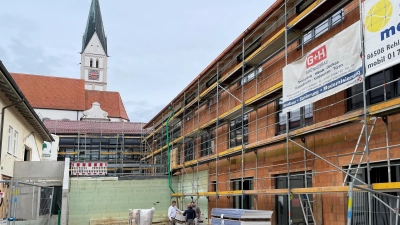 <b>Werden in diesem Jahr bezugsfertig: </b> das neue Dasinger Verwaltungsgebäude und der Sitzungs- und Trauungssaal (Quer-Gebäude vor der Kirche). Allein diese Baumaßnahme wird rund 8,9 Millionen Euro kosten. (Foto: Wolfgang Glas)