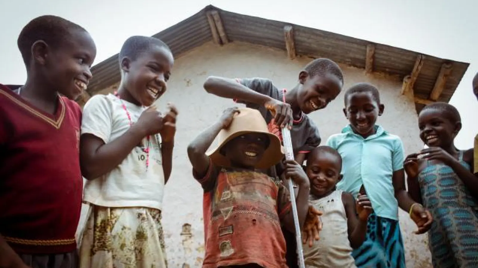 Wenn die Kinder Spaß haben,   hat sich die Arbeit gelohnt. Bild rechts: Michael Arzberger auf der Baustelle in Uganda, wo ein Therapiezentrum gebaut werden soll. 	Fotos: Markus Dobmeier (Fotos: Markus Dobmeier)