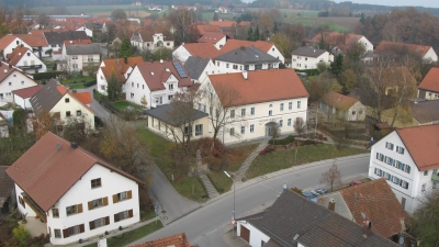 <b>Der Kindergarten</b> in Hilgertshausen an der Aichacher Straße, das dominante Gebäude in der Ortsmitte, steht leer. Ob und wann es zu einer Veräußerung kommt, ist noch nicht klar.  (Foto: Josef Ostermair)