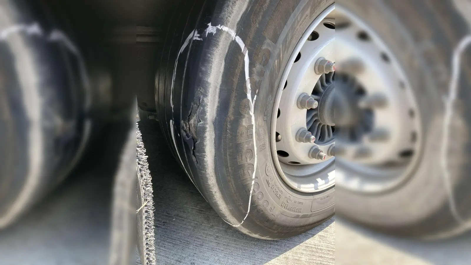 Die Reifen des Sattelzuges waren so weit abgefahren, dass es jederzeit zu einem Reifenplatzer hätte kommen können.  (Foto: Polizeipräsidium Schwaben Nord)