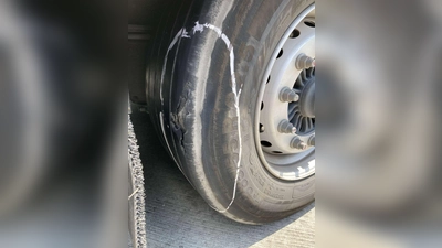 Die Reifen des Sattelzuges waren so weit abgefahren, dass es jederzeit zu einem Reifenplatzer hätte kommen können.  (Foto: Polizeipräsidium Schwaben Nord)