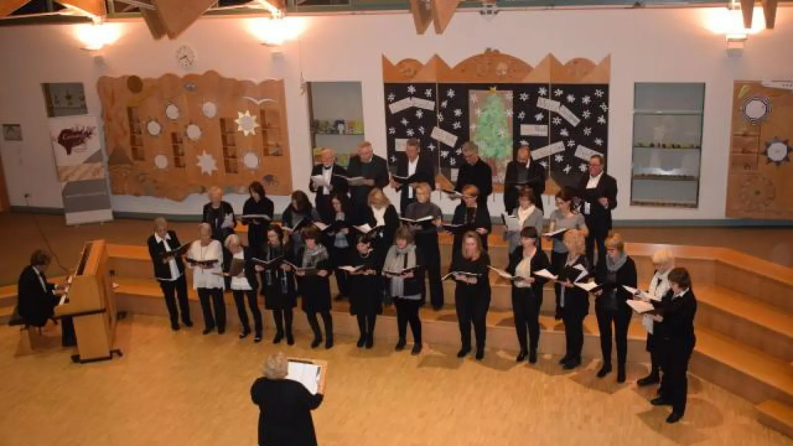 Einige weihnachtliche Lieder trugen alle vier Chöre mit abwechselnden Dirigenten zusammen vor.