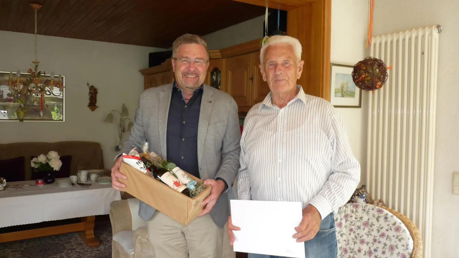 Altomünsters Bürgermeister Michael Reiter hat Sebastian Höß (rechts) zum 85. Geburtstag persönlich gratuliert. (Foto: Gisela Huber)